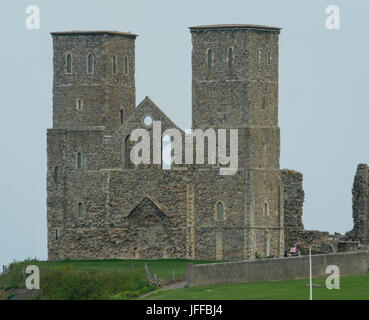 Torri reculver Abbazia normanna e Roman Fort rovine sulla costa della contea del Kent settentrionale Foto Stock