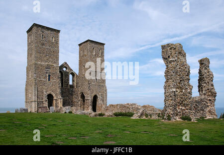 Torri reculver Abbazia normanna e Roman Fort rovine sulla costa della contea del Kent settentrionale Foto Stock