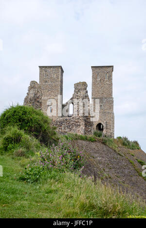 Torri reculver Abbazia normanna e Roman Fort rovine sulla costa della contea del Kent settentrionale Foto Stock