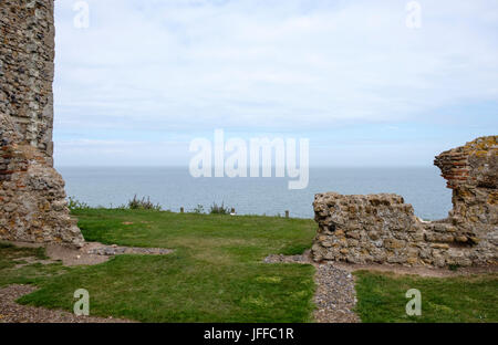 Torri reculver Abbazia normanna e Roman Fort rovine sulla costa della contea del Kent settentrionale Foto Stock