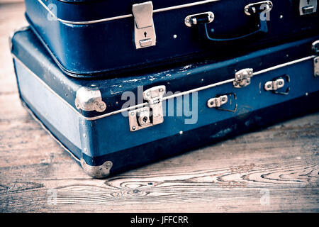 Due vecchio blu valigie in legno piano vintage Foto Stock