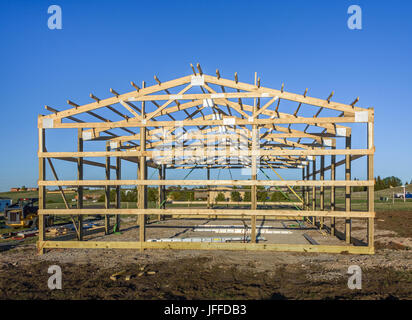 Costruzione di garage in Suburbia, Stati Uniti d'America. legno, tetto in legno travatura reticolare. Edificio suburbano. Foto Stock