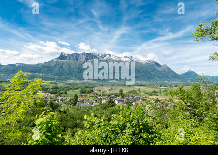 Vista frontale delle Alpi Francesi, cielo blu Foto Stock