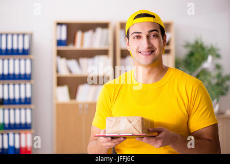 Uomo di consegna consegna il pacco box Foto Stock