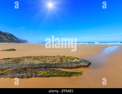 Estate spiaggia sunshiny (Portogallo). Foto Stock