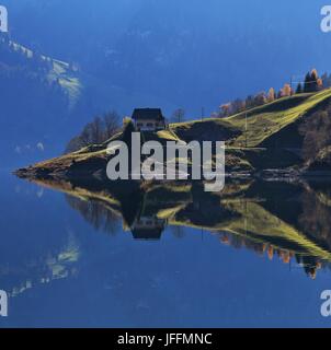 Mattina presso il lago di Wagital, Alpi Svizzere Foto Stock