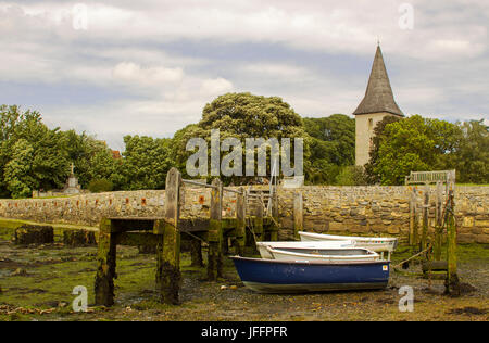 Un piccolo molo di legno ricoperta di cirripedi e alghe nel porto di Bosham villaggio nel west sussex nel sud dell'Inghilterra Foto Stock