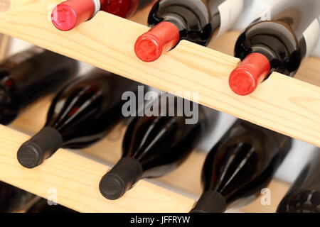 Alcune bottiglie di vino in rack Foto Stock