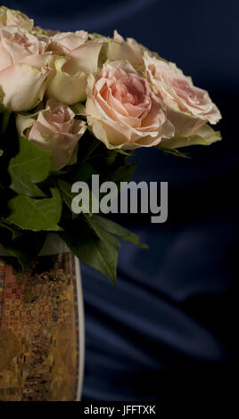 Grandi bouquet di rose in vaso Foto Stock