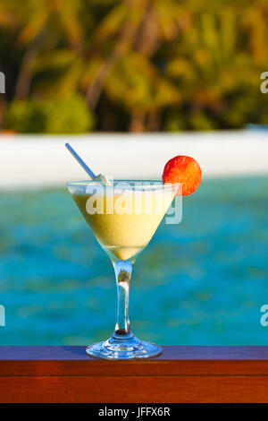 Cocktail di frutta sulla spiaggia delle Maldive Foto Stock