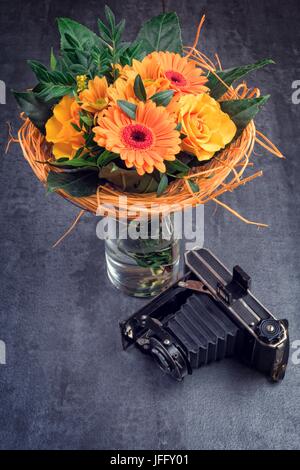 Bouquet e una vecchia macchina fotografica Foto Stock