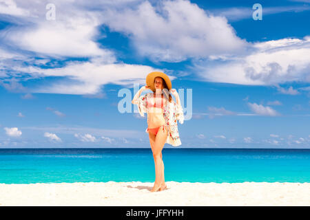 Donna con sarong sulla spiaggia a Seychelles Foto Stock