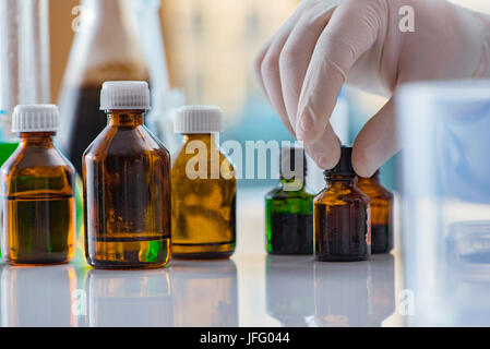 Varie soluzioni di chimica in laboratorio Foto Stock