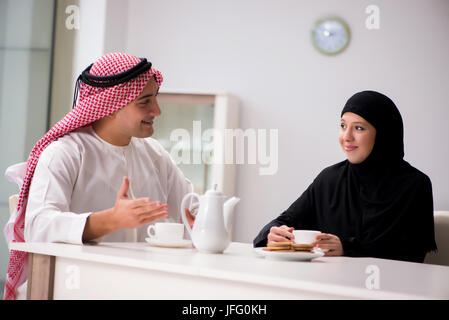 Coppia di arabi uomo e donna Foto Stock