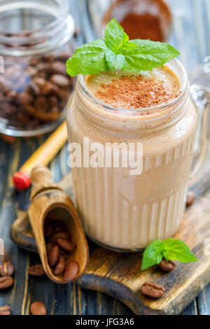 Frullato di caffè in un vasetto di vetro. Foto Stock