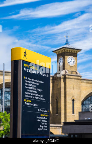 Dalla stazione ferroviaria di King's Cross e Euston Road, London, England, Regno Unito Foto Stock