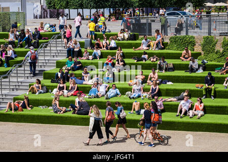 Granary Square nel cuore della rigenerazione del re area trasversale lungo il Regent's Canal, London, England, Regno Unito Foto Stock