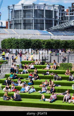 Granary Square nel cuore della rigenerazione del re area trasversale lungo il Regent's Canal, London, England, Regno Unito Foto Stock