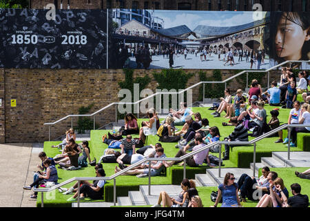 Granary Square nel cuore della rigenerazione del re area trasversale lungo il Regent's Canal, London, England, Regno Unito Foto Stock