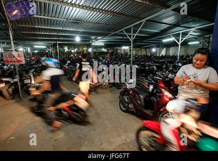 Parcheggio moto molto nella città di Ho Chi Minh, Vietnam Asia Foto Stock