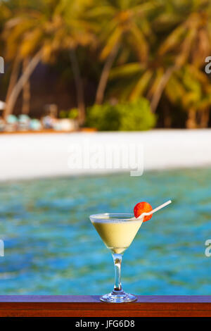 Cocktail di frutta sulla spiaggia delle Maldive Foto Stock