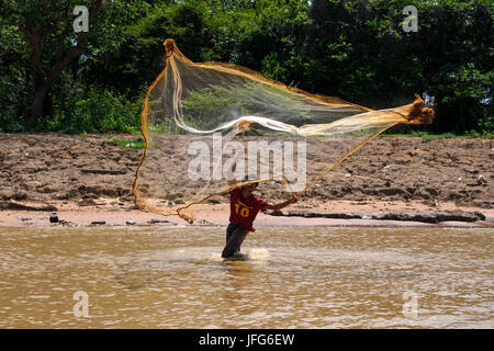 Uomo di gettare una rete da pesca sul fiume Mekong Foto Stock