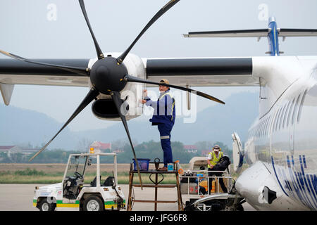 Lavoratore di manutenzione riparazione di aeromobili motore ad elica Foto Stock