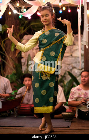 Tradizionale ballerini Laotiana con abbigliamento tradizionale a Luang Prabang, Laos, Asia Foto Stock