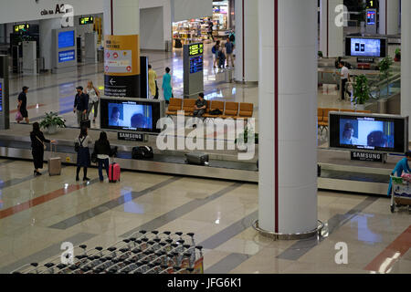 I passeggeri in attesa per i bagagli presso di Noi Bai Hanoi Aeroporto Internazionale, il Vietnam Asia Foto Stock