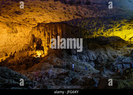 Thien Cung caverna nella baia di Halong, Vietnam Asia Foto Stock