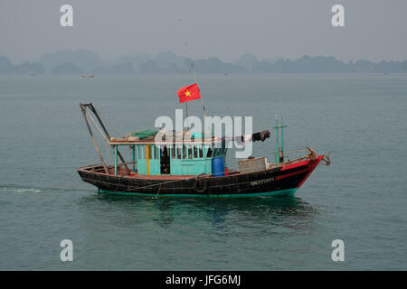 La pesca tradizionale barca ad Halong Bay, il Vietnam Asia Foto Stock