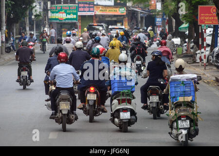 Migliaia di scooter durante le ore di punta ad Hanoi, in Vietnam, in Asia Foto Stock