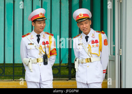 Soldati vietnamiti nel Palazzo Presidenziale di Hanoi, Vietnam Foto Stock