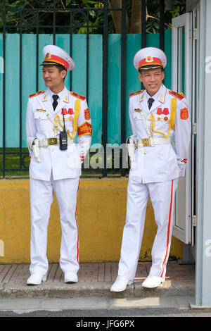 Soldati vietnamiti nel Palazzo Presidenziale di Hanoi, Vietnam Foto Stock