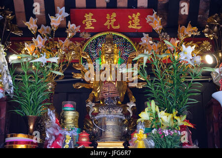 Guanyin Dea della Misericordia santuario all'interno della Pagoda su un pilastro ad Hanoi, in Vietnam, in Asia Foto Stock