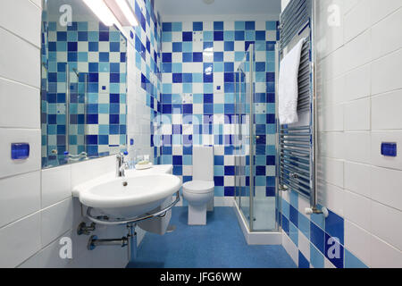 Moderno bagno con piastrelle blu Foto Stock