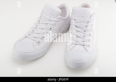 Coppia di white Converse Chuck Taylor All Star scarpe Foto Stock