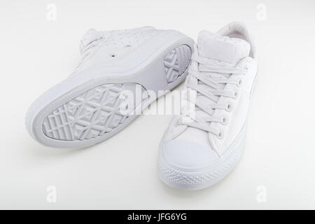 Coppia di white Converse Chuck Taylor All Star scarpe Foto Stock