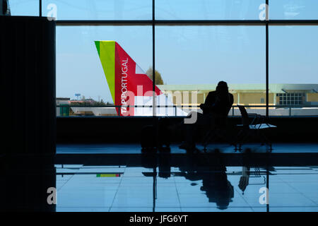 Toccare compagnia aerea portoghese aeromobile visto dall'interno del Sá Carneiro international airport terminal in Porto, Portogallo, Europa Foto Stock