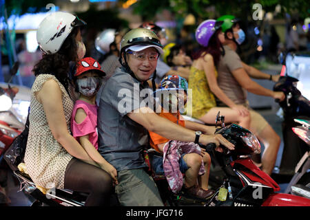 Tutta la famiglia a cavallo di uno scooter per le strade della città di Ho Chi Minh in Vietnam, in Asia Foto Stock