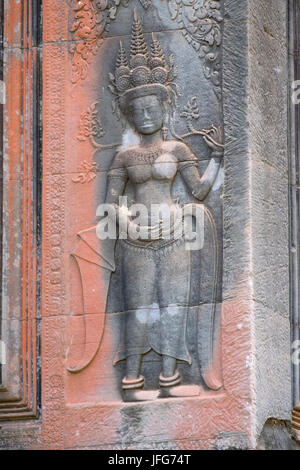 La scultura di un Apsara al complesso di Angkor Wat, Siem Reap, Cambogia, Asia Foto Stock