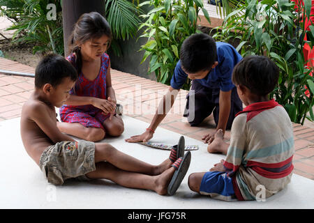 Asian giocare i ragazzi Foto Stock