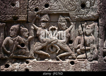Bassorilievo di apsara ballerini al tempio Bayon, Cambogia, Asia Foto Stock