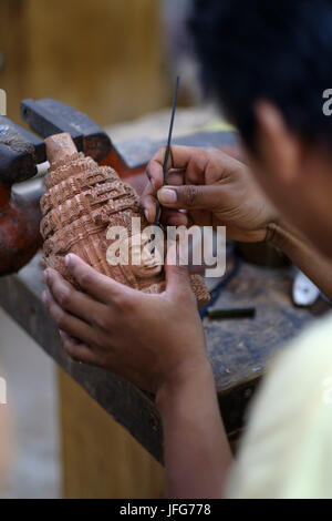 Artigiano al lavoro su un tradizionale pezzo cambogiano ad artigiani Angkor, Siemp Reap, Cambogia, Asia Foto Stock