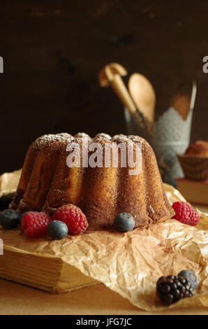 Bundt di Marmo torta con frutti di bosco Foto Stock