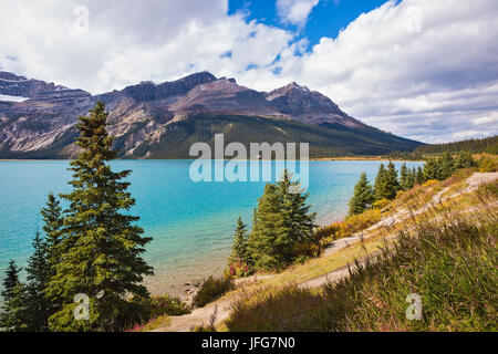 Splendida giornata al Lago di prua, Montagne Rocciose Canadesi Foto Stock