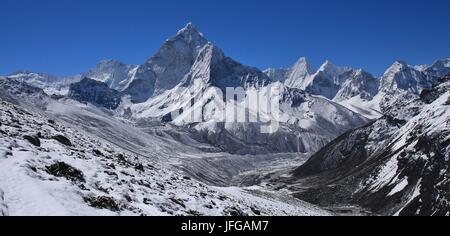 Di scena sul modo da Dzongla a Lobuche Foto Stock