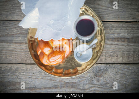 Vino, challah su una superficie in legno Foto Stock