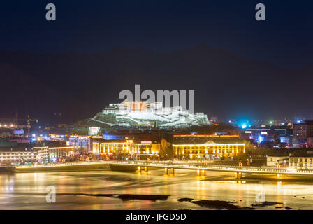 Scena notturna della città di Lhasa Foto Stock
