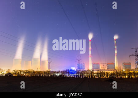 Moderna centrale termoelettrica di notte Foto Stock